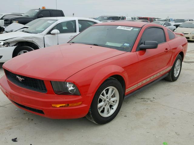 1ZVFT80N465140928 - 2006 FORD MUSTANG RED photo 2