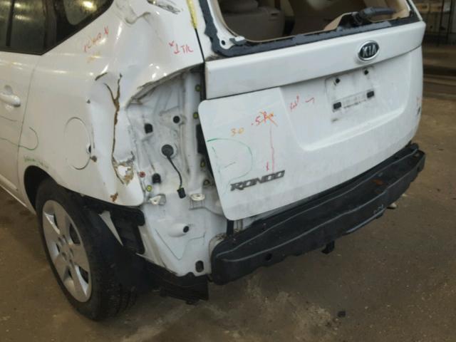 KNAFG528897238492 - 2009 KIA RONDO BASE WHITE photo 9