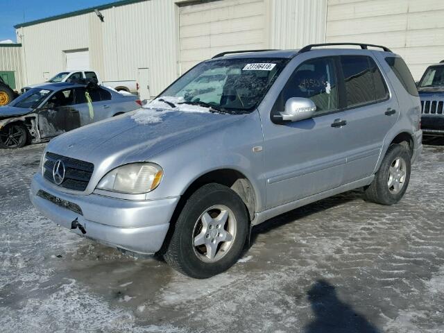 4JGAB54E8YA175132 - 2000 MERCEDES-BENZ ML 320 SILVER photo 2