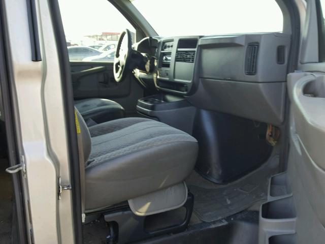 1GAHG35UX51160831 - 2005 CHEVROLET EXPRESS G3 TAN photo 5