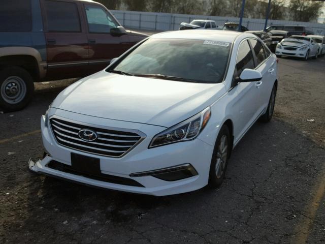 5NPE24AF8FH166417 - 2015 HYUNDAI SONATA SE WHITE photo 2