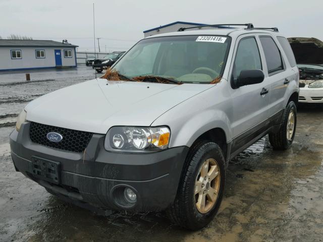 1FMYU93185KC43630 - 2005 FORD ESCAPE XLT SILVER photo 2