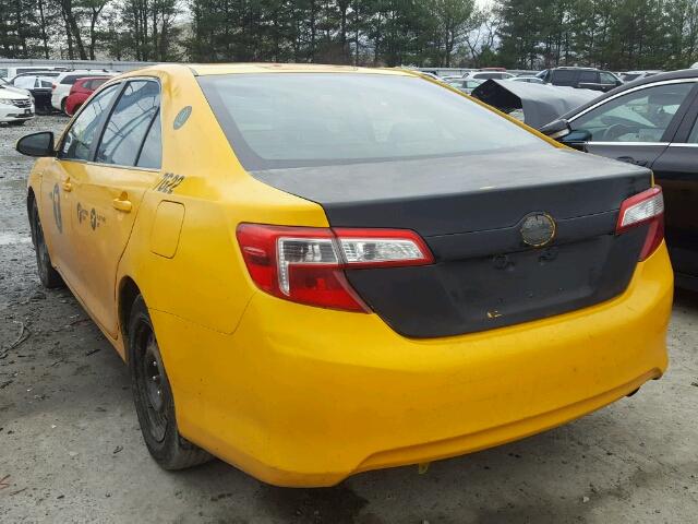 4T1BD1FK5EU113417 - 2014 TOYOTA CAMRY HYBR YELLOW photo 3