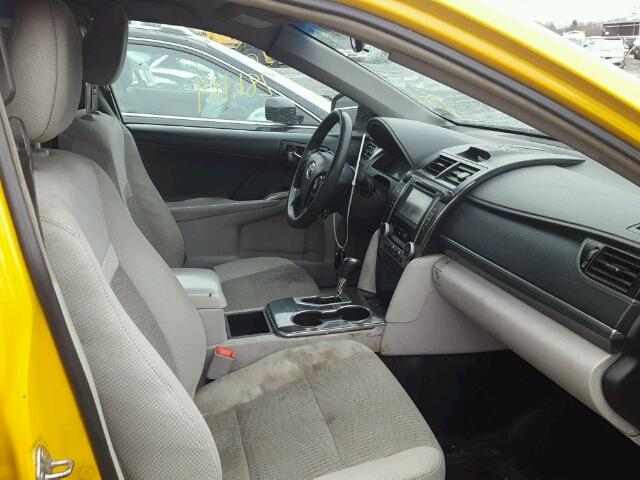 4T1BD1FK5EU113417 - 2014 TOYOTA CAMRY HYBR YELLOW photo 5