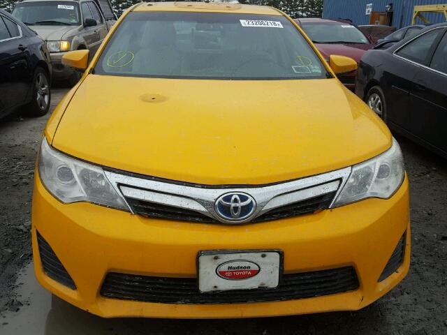 4T1BD1FK5EU113417 - 2014 TOYOTA CAMRY HYBR YELLOW photo 9