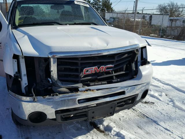 1GTHC24K97E512953 - 2007 GMC SIERRA C25 WHITE photo 9