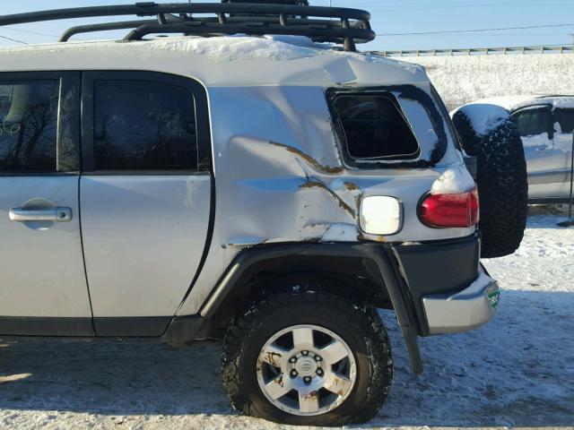 JTEBU11F970088543 - 2007 TOYOTA FJ CRUISER SILVER photo 9