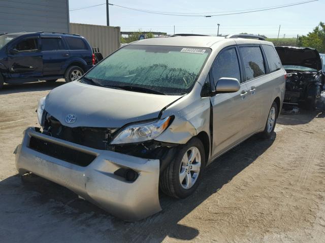 5TDKK3DC9FS605021 - 2015 TOYOTA SIENNA LE BEIGE photo 2