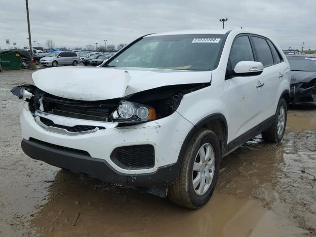 5XYKT3A12DG332806 - 2013 KIA SORENTO LX WHITE photo 2