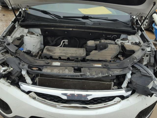 5XYKT3A12DG332806 - 2013 KIA SORENTO LX WHITE photo 7