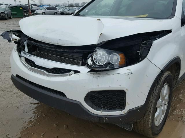 5XYKT3A12DG332806 - 2013 KIA SORENTO LX WHITE photo 9