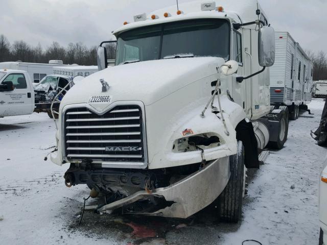 1M1AW07Y7AN010172 - 2010 MACK 600 CXU600 WHITE photo 2