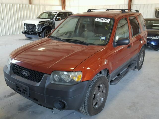 1FMYU92Z55KD28724 - 2005 FORD ESCAPE XLS ORANGE photo 2