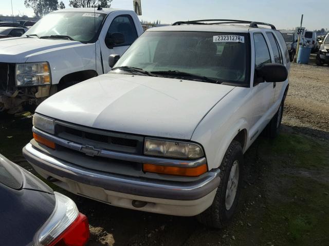 1GNDT13W4YK147590 - 2000 CHEVROLET BLAZER WHITE photo 2