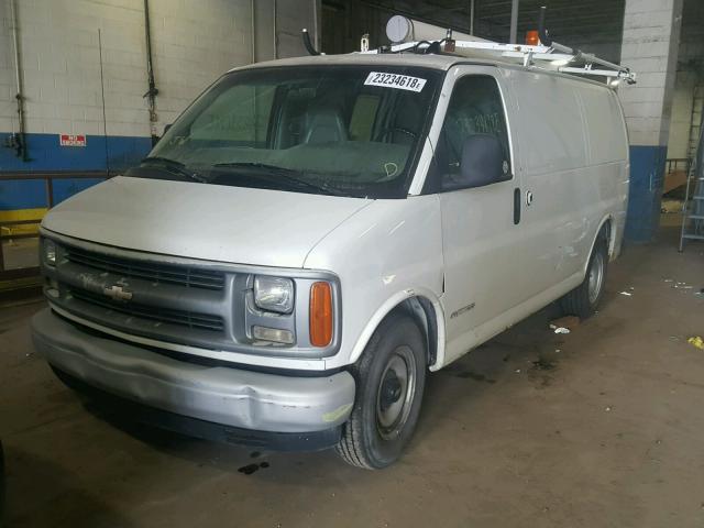 1GCFG25W711168115 - 2001 CHEVROLET EXPRESS G2 WHITE photo 2