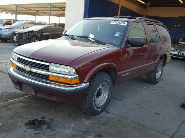 1GNCS13WXWK110930 - 1998 CHEVROLET BLAZER BURGUNDY photo 2