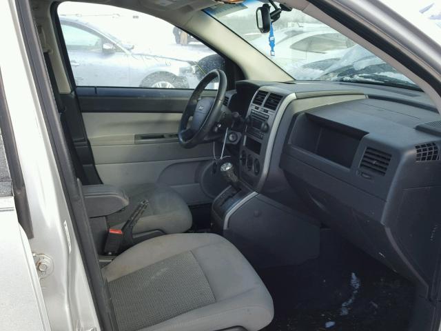 1J8FF47WX7D325132 - 2007 JEEP COMPASS SILVER photo 5