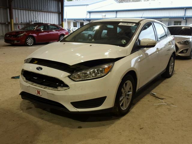 1FADP3K24FL262615 - 2015 FORD FOCUS SE WHITE photo 2