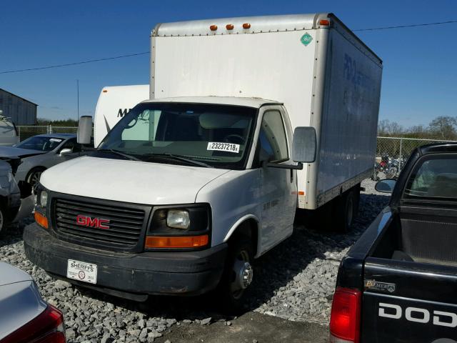 1GDJG31U071205675 - 2007 GMC SAVANA CUT WHITE photo 2