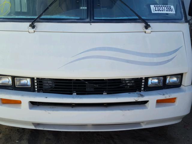 1GBKP37W8K3318339 - 1989 CHEVROLET P30 WHITE photo 7