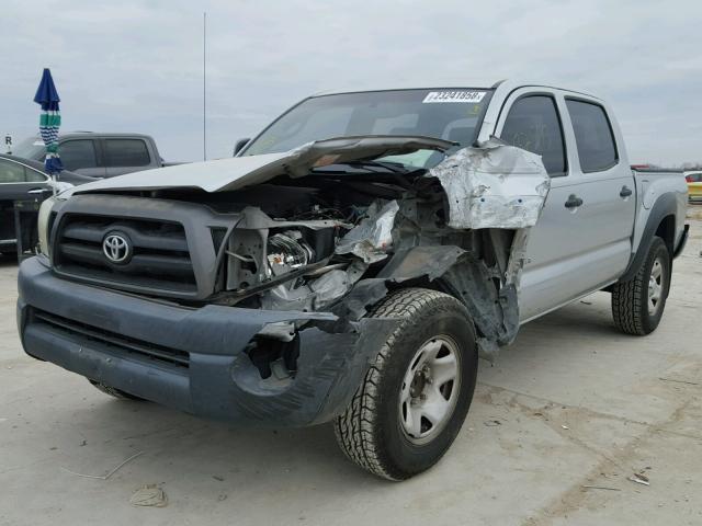 5TEJU62NX7Z391107 - 2007 TOYOTA TACOMA DOU SILVER photo 2