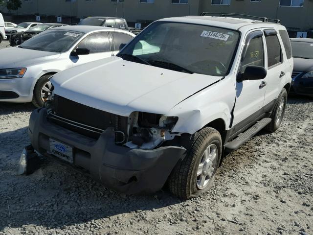 1FMCU03104DA00385 - 2004 FORD ESCAPE XLT WHITE photo 2