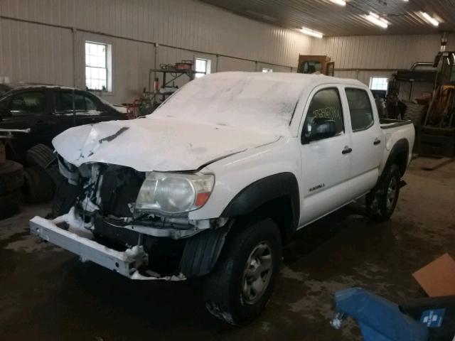 3TMJU4GN3AM095525 - 2010 TOYOTA TACOMA DOU WHITE photo 2