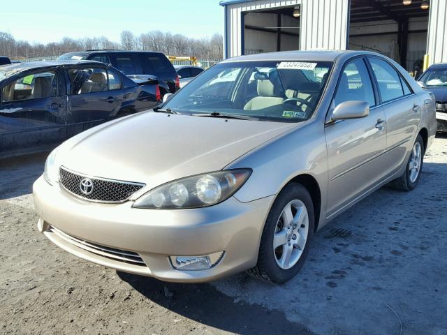 JTDBE32K453034149 - 2005 TOYOTA CAMRY LE GOLD photo 2