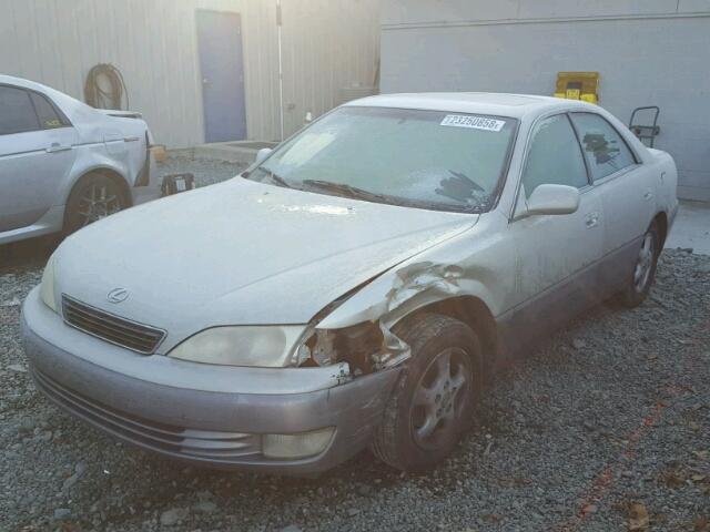 JT8BF28G0W0141503 - 1998 LEXUS ES 300 SILVER photo 2