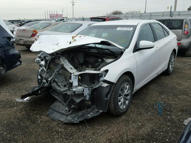 4T1BF1FK4GU150620 - 2016 TOYOTA CAMRY LE WHITE photo 2