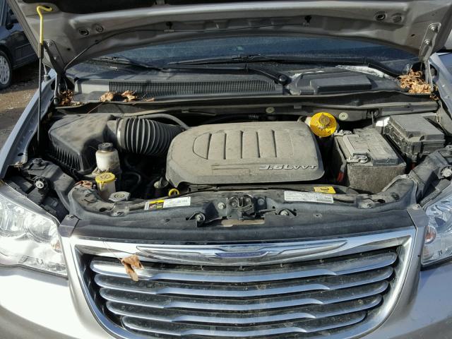 2C4RC1BG8DR742964 - 2013 CHRYSLER TOWN & COU SILVER photo 7