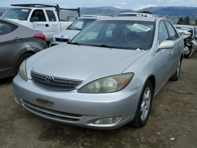 JTDBE32K320061226 - 2002 TOYOTA CAMRY LE SILVER photo 2