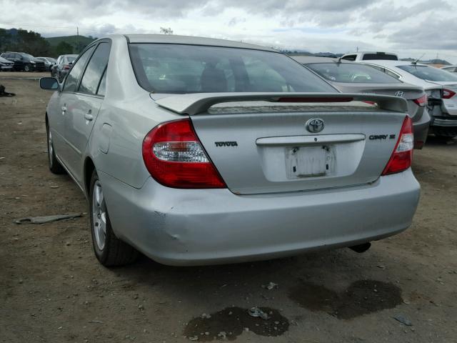JTDBE32K320061226 - 2002 TOYOTA CAMRY LE SILVER photo 3