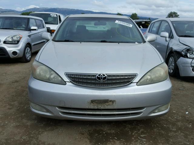 JTDBE32K320061226 - 2002 TOYOTA CAMRY LE SILVER photo 9