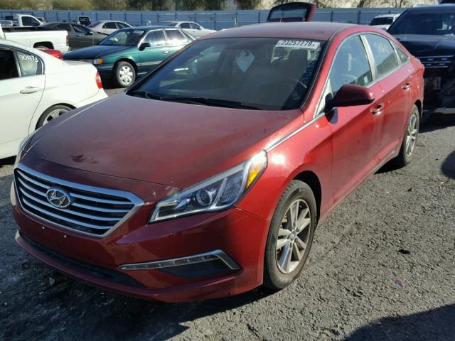 5NPE24AF3FH121255 - 2015 HYUNDAI SONATA SE RED photo 2