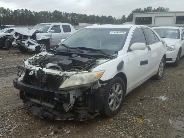 4T1BF3EK2BU627602 - 2011 TOYOTA CAMRY BASE WHITE photo 2