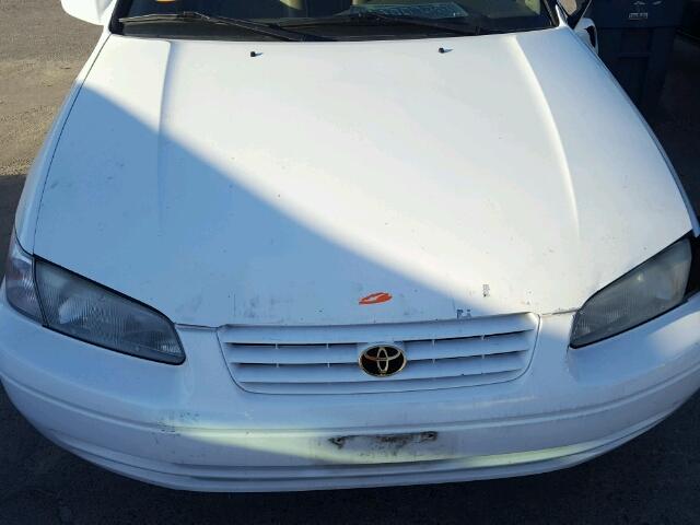 JT2BF28K5W0116305 - 1998 TOYOTA CAMRY LE/X WHITE photo 7