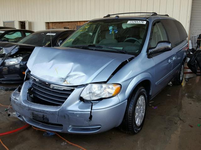 2C4GP44R15R264688 - 2005 CHRYSLER TOWN & COU SILVER photo 2