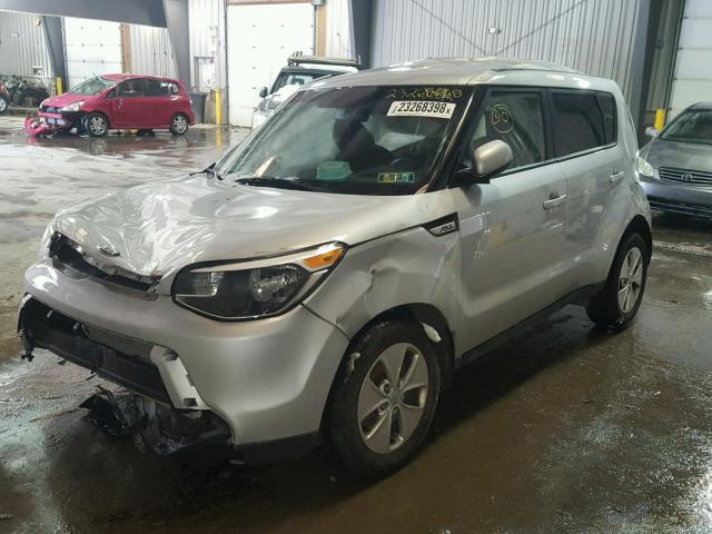 KNDJN2A2XG7841147 - 2016 KIA SOUL SILVER photo 2