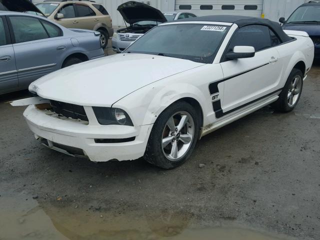 1ZVHT85H675265331 - 2007 FORD MUSTANG GT WHITE photo 2