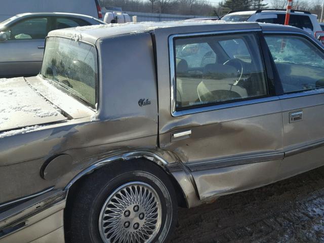 1C3XC66RXPD215536 - 1993 CHRYSLER NEW YORKER 金色 照片 9