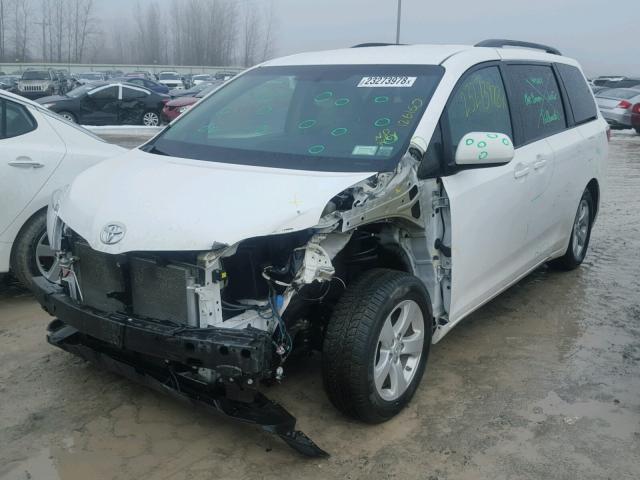 5TDKK3DC7FS569930 - 2015 TOYOTA SIENNA LE WHITE photo 2