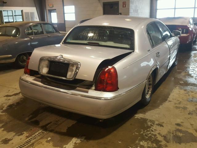 1LNHM81W0XY698075 - 1999 LINCOLN TOWN CAR E SILVER photo 4