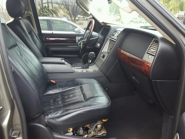 5LMFU28R03LJ03167 - 2003 LINCOLN NAVIGATOR ნაცრისფერი ფოტო 5