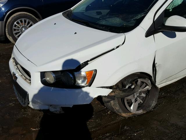 1G1JA6SH1D4189689 - 2013 CHEVROLET SONIC LS WHITE photo 9