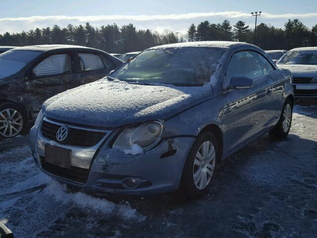 WVWAA71F98V046907 - 2008 VOLKSWAGEN EOS TURBO BLUE photo 2