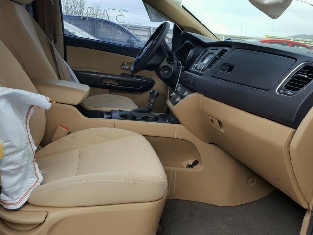 KNDMB5C17F6049988 - 2015 KIA SEDONA LX TAN photo 5