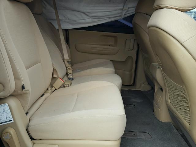 KNDMB5C17F6049988 - 2015 KIA SEDONA LX TAN photo 6