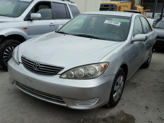 4T1BE32KX5U601583 - 2005 TOYOTA CAMRY LE SILVER photo 2