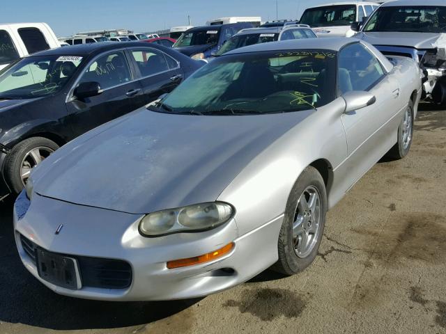 2G1FP22K3W2114977 - 1998 CHEVROLET CAMARO SILVER photo 2